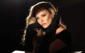 greg-brennan-revela-detalhes-ineditos-da-foto-iconica-de-kate-moss-fumando-em-2007
