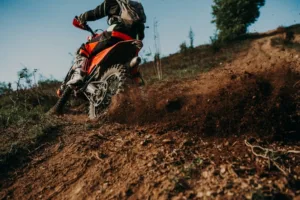 pratica-de-alibi-de-homologacao-em-motos-ktm-enduro-vira-alvo-de-investigacao-na-europa