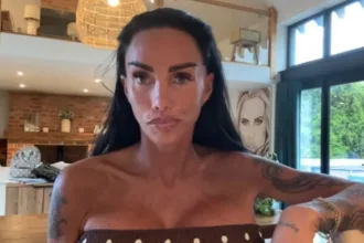 katie-price-localiza-marido-lee-andrews-detido-em-prisao-de-dubai-por-acusacoes-de-fraude;-liberacao-com-multa