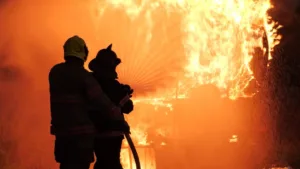 fogo-no-telhado-da-rock-city-mobiliza-bombeiros-em-nottingham-na-talbot-street