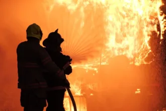 fogo-no-telhado-da-rock-city-mobiliza-bombeiros-em-nottingham-na-talbot-street