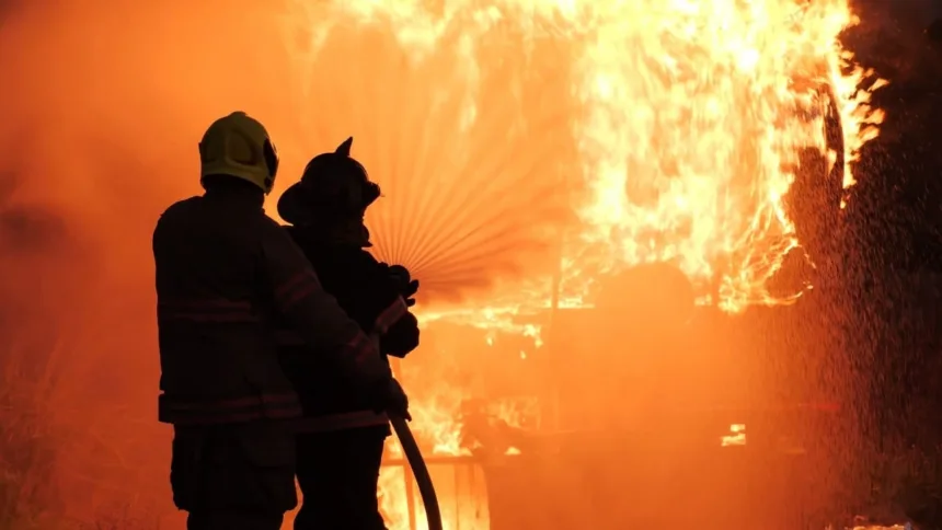 fogo-no-telhado-da-rock-city-mobiliza-bombeiros-em-nottingham-na-talbot-street