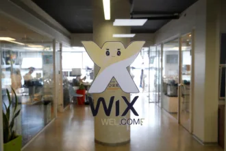 empresa-de-sites-wix-anuncia-demissao-de-mil-funcionarios-e-cita-avanco-da-inteligencia-artificial