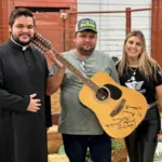 bezerra-e-violao-doados-por-leonardo-arrecadam-r$-32-mil-em-leilao-de-igreja-em-goianesia