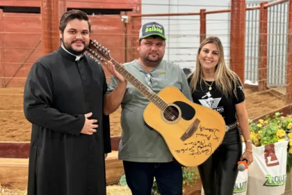bezerra-e-violao-doados-por-leonardo-arrecadam-r$-32-mil-em-leilao-de-igreja-em-goianesia