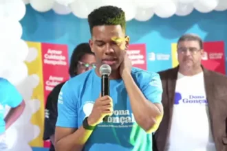 fora-da-copa,-estevao-se-emociona-na-inauguracao-de-casa-de-apoio-em-homenagem-a-avo