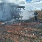 idoso-escapa-ileso-apos-colheitadeira-pegar-fogo-e-destruir-maquinario-em-formosa