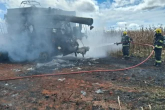 idoso-escapa-ileso-apos-colheitadeira-pegar-fogo-e-destruir-maquinario-em-formosa