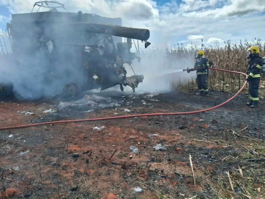 idoso-escapa-ileso-apos-colheitadeira-pegar-fogo-e-destruir-maquinario-em-formosa