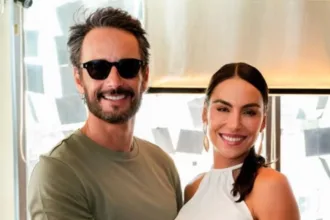 cora,-filha-de-rodrigo-santoro-e-mel-fronckowiak,-usa-papete-em-formato-de-dragao-na-espanha