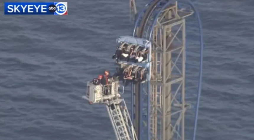 equipes-resgatam-8-alunos-presos-por-horas-em-montanha-russa-no-pleasure-pier-de-galveston