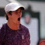 em-jogo-emocionante,-joao-fonseca-vence-djokovic-e-avanca-para-as-oitavas-de-final-de-roland-garros