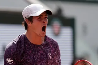 em-jogo-emocionante,-joao-fonseca-vence-djokovic-e-avanca-para-as-oitavas-de-final-de-roland-garros