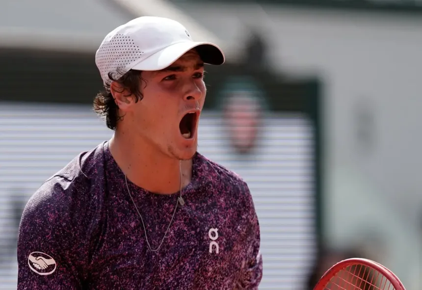 em-jogo-emocionante,-joao-fonseca-vence-djokovic-e-avanca-para-as-oitavas-de-final-de-roland-garros