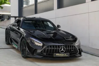 mercedes-amg-de-r$-800-mil-e-encontrada-abandonada-com-som-ligado-apos-batida-em-vitoria
