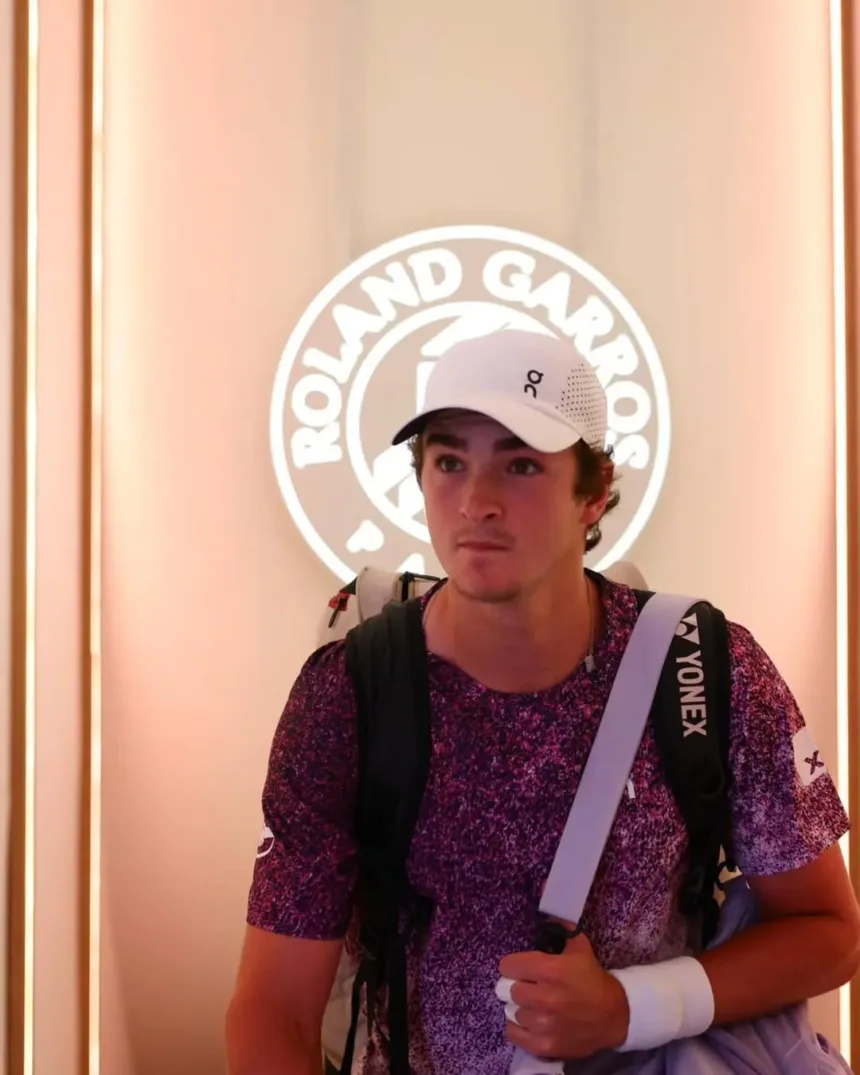 “arrepiado.-tenho-de-desfrutar-desses-momentos”,-comemora-joao-fonseca,-apos-vitoria-sobre-djokovic