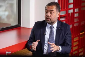 claudio-castro-ganha-cargo-no-pl-apos-desistir-de-disputar-o-senado