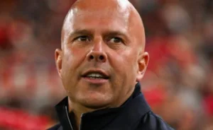 arne-slot-deixa-o-comando-tecnico-do-liverpool-apos-dois-anos-com-premier-league;-iraola-e-favorito