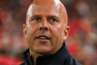 arne-slot-deixa-o-comando-tecnico-do-liverpool-apos-dois-anos-com-premier-league;-iraola-e-favorito