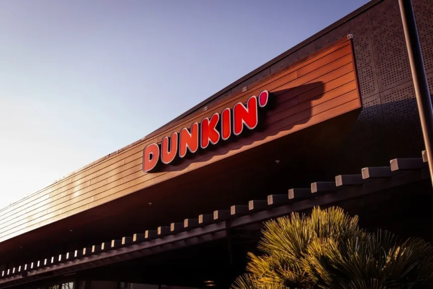 dunkin’-distribui-sacolas-gratuitas-para-clientes-na-compra-de-donuts-em-celebracao-ao-dia-nacional-da-rosquinha