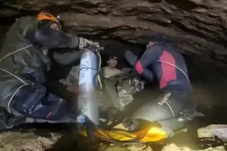 laos:-cinco-pessoas-resgatadas-de-caverna-inundada-apos-dez-dias;-dois-permanecem-desaparecidos