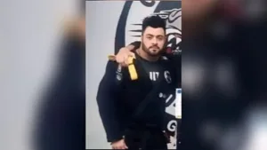 lutador-preso-por-agredir-adolescente-com-mata-leao-e-solto-com-tornozeleira-eletronica
