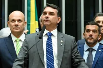 Equipe de Flávio Bolsonaro reage à investigação da PGR