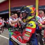motogp:-top-10,-diogo-moreira-e-recebido-com-festa-pela-equipe-apos-gp-da-italia