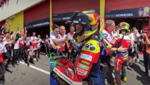 motogp:-top-10,-diogo-moreira-e-recebido-com-festa-pela-equipe-apos-gp-da-italia