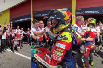motogp:-top-10,-diogo-moreira-e-recebido-com-festa-pela-equipe-apos-gp-da-italia