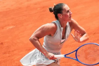 marta-kostyuk-supera-iga-swiatek-por-2-sets-a-0-no-french-open-e-atinge-quartas-de-final-em-roland-garros
