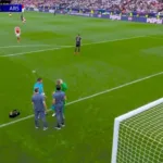 safonov-recebe-atendimento-apos-choque-na-cabeca-durante-final-da-uefa-entre-psg-x-arsenal,-placar-0x1
