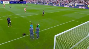 safonov-recebe-atendimento-apos-choque-na-cabeca-durante-final-da-uefa-entre-psg-x-arsenal,-placar-0x1