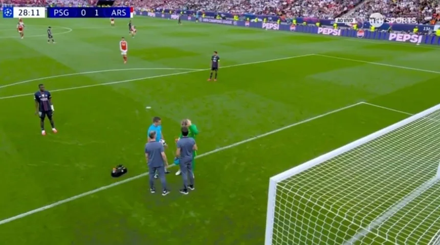 safonov-recebe-atendimento-apos-choque-na-cabeca-durante-final-da-uefa-entre-psg-x-arsenal,-placar-0x1