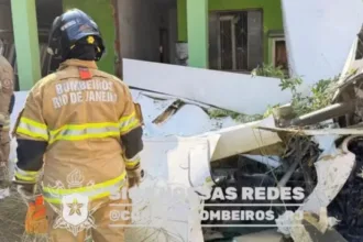 aviao-cai-em-area-residencial-de-nova-iguacu,-no-rio,-e-piloto-morre