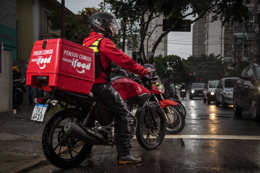 Lula anuncia crédito para entregadores de aplicativo