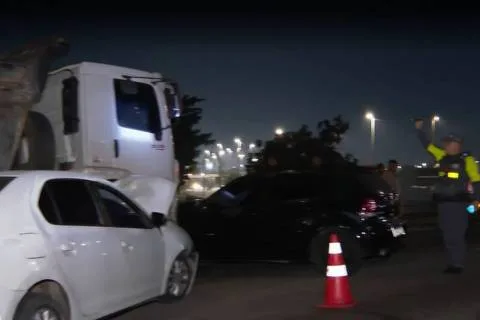Acidente envolvendo caminhões na Ponte Aricanduva