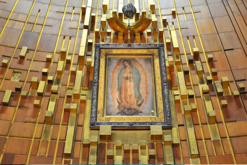 video:-quadro-de-nossa-senhora-de-guadalupe-fica-intacto-apos-queda-no-totus-tuus,-em-goiania