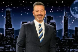 em-noite-de-peabody-awards,-jimmy-kimmel-entrega-trofeu-e-faz-piadas-sobre-trump-no-palco