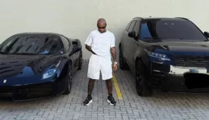 video:-mulher-joga-pedras-e-quebra-ferrari-e-mclaren-de-r$-5-milhoes-de-orochi