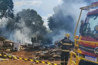 incendio-atinge-vegetacao-e-se-alastra-para-empresa-de-reciclagem-em-luziania