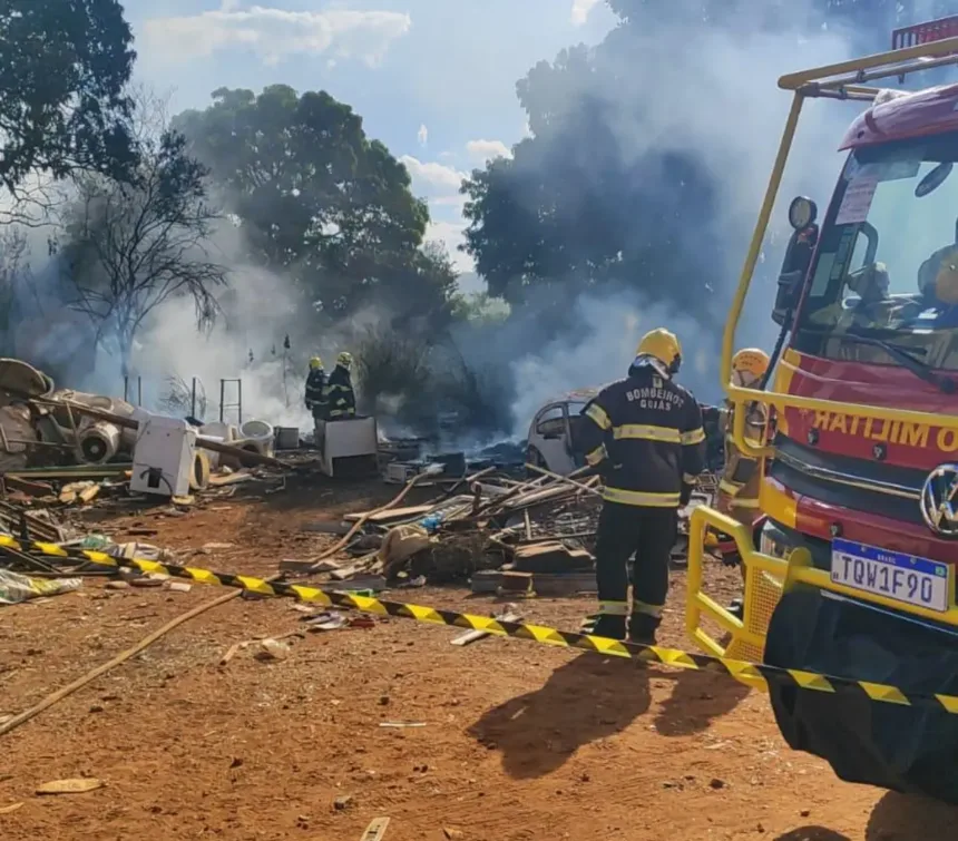 incendio-atinge-vegetacao-e-se-alastra-para-empresa-de-reciclagem-em-luziania