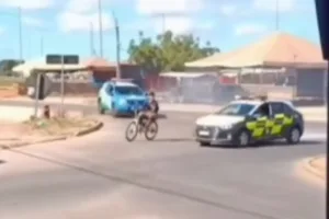 jovem-usa-bicicleta-eletrica-e-consegue-fugir-apos-perseguicao-da-pm-e-da-smt,-em-aguas-lindas;-video