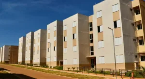 agehab-multa-5-construtoras-por-atrasos-em-obras-e-proibe-empresa-de-licitar-por-6-meses