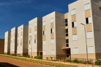 agehab-multa-5-construtoras-por-atrasos-em-obras-e-proibe-empresa-de-licitar-por-6-meses