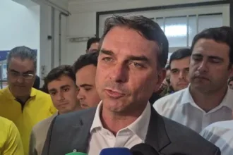 dark-horse:-base-ataca-e-oposicao-desvincula-flavio-de-operacao-contra-produtora