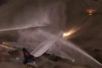 entenda-por-que-caminhoes-de-bombeiro-jogaram-agua-no-aviao-da-selecao-brasileira