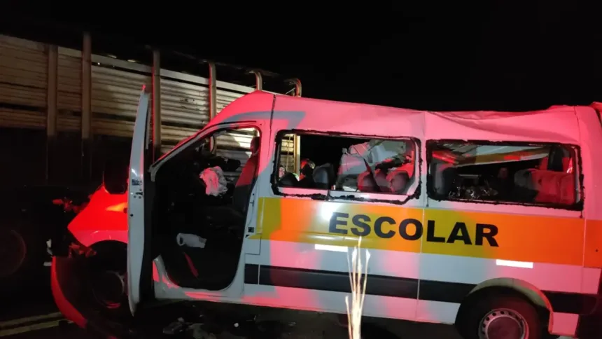motoristas-saem-ilesos-de-acidente-que-matou-5-estudantes-na-go-518,-em-buriti-de-goias