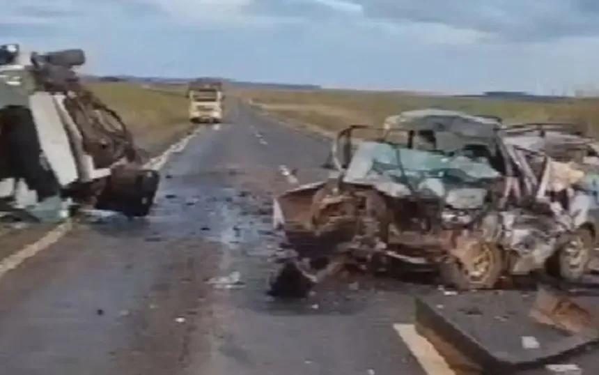 tres-pessoas-morrem-apos-acidente-entre-van-da-saude-e-carro-na-go-230
