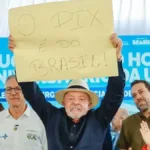 em-goias,-lula-exibe-cartaz-em-defesa-do-pix-e-critica-tarifa-de-25%-dos-eua